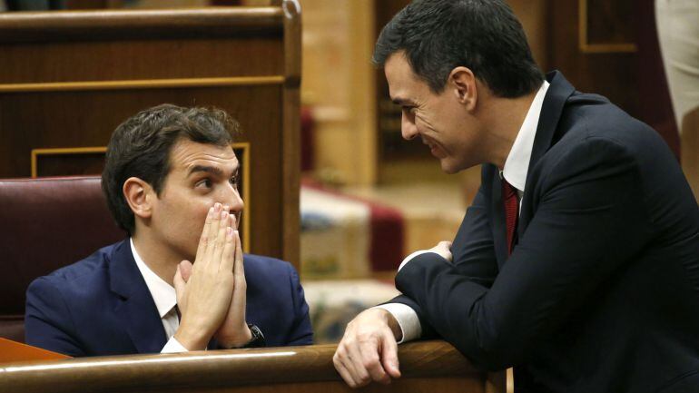 Albert Rivera y Pedro Sánchez conversan en el Congreso de los Diputados