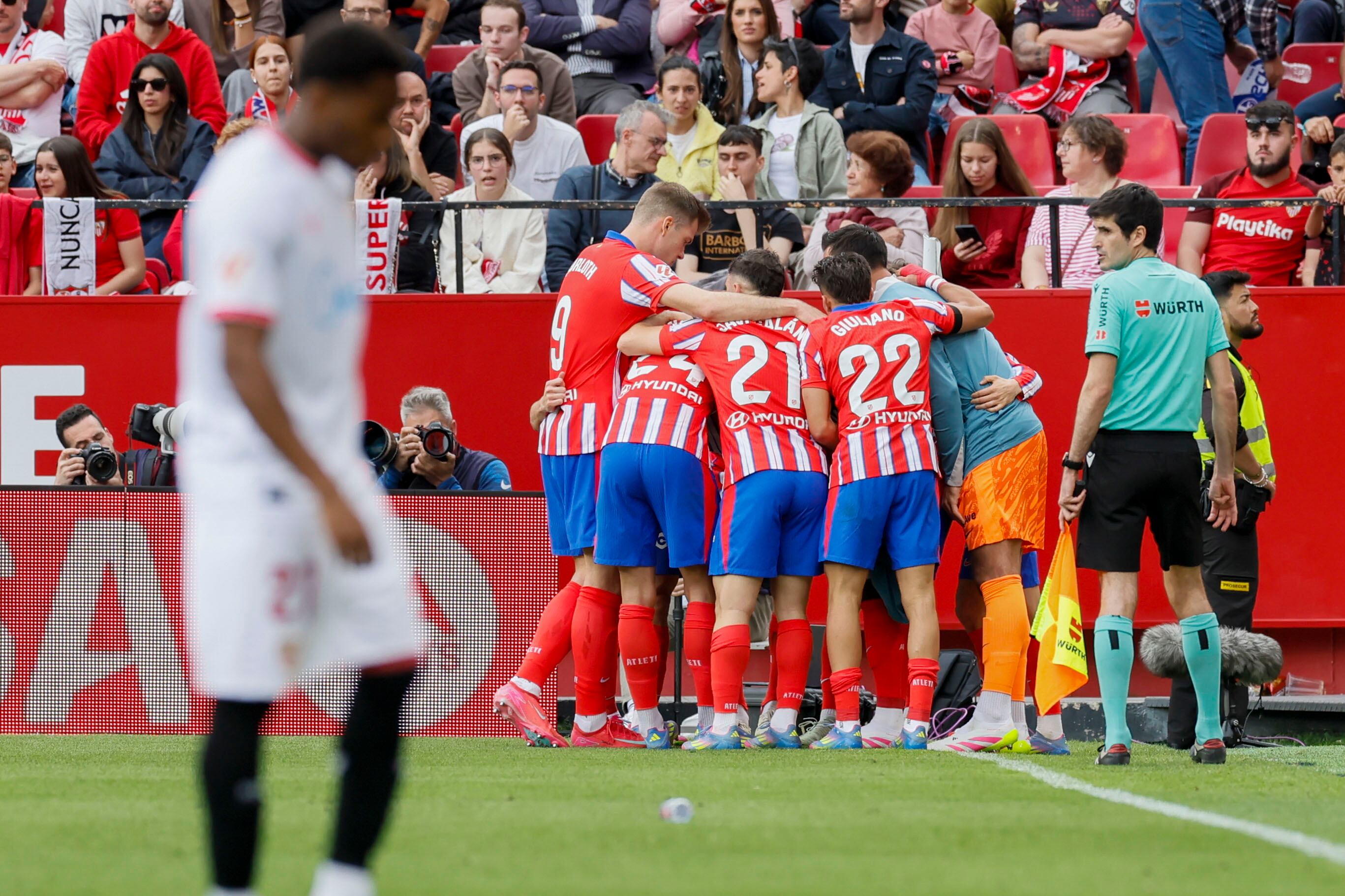 Los jugadores del Atlético de Madrid celebran el gol de la victoria ante el Sevilla FC.