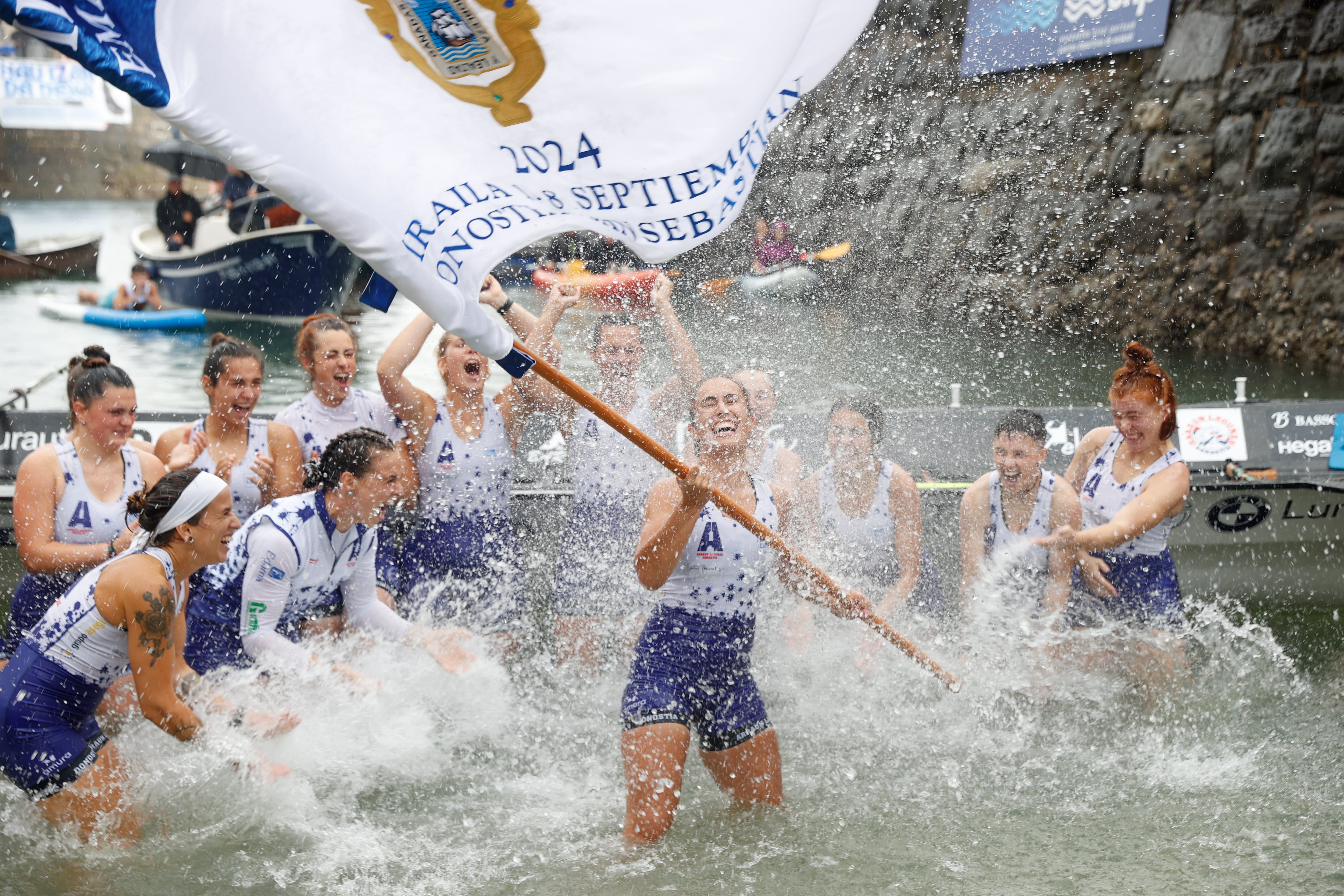 SAN SEBASTIÁN, 08/09/2024.- Las remeras de Arraun Lagunak celebran el pleno de victorias en las dos jornadas de una Bandera de La Concha femenina que ya se adjudicó en 2023, con una actuación excelente, sin concesiones hacia Orio que era su principal rival para rubricar este doblete y que terminó siendo superada en el segundo puesto por Donostiarra. EFE/Juan Herrero
