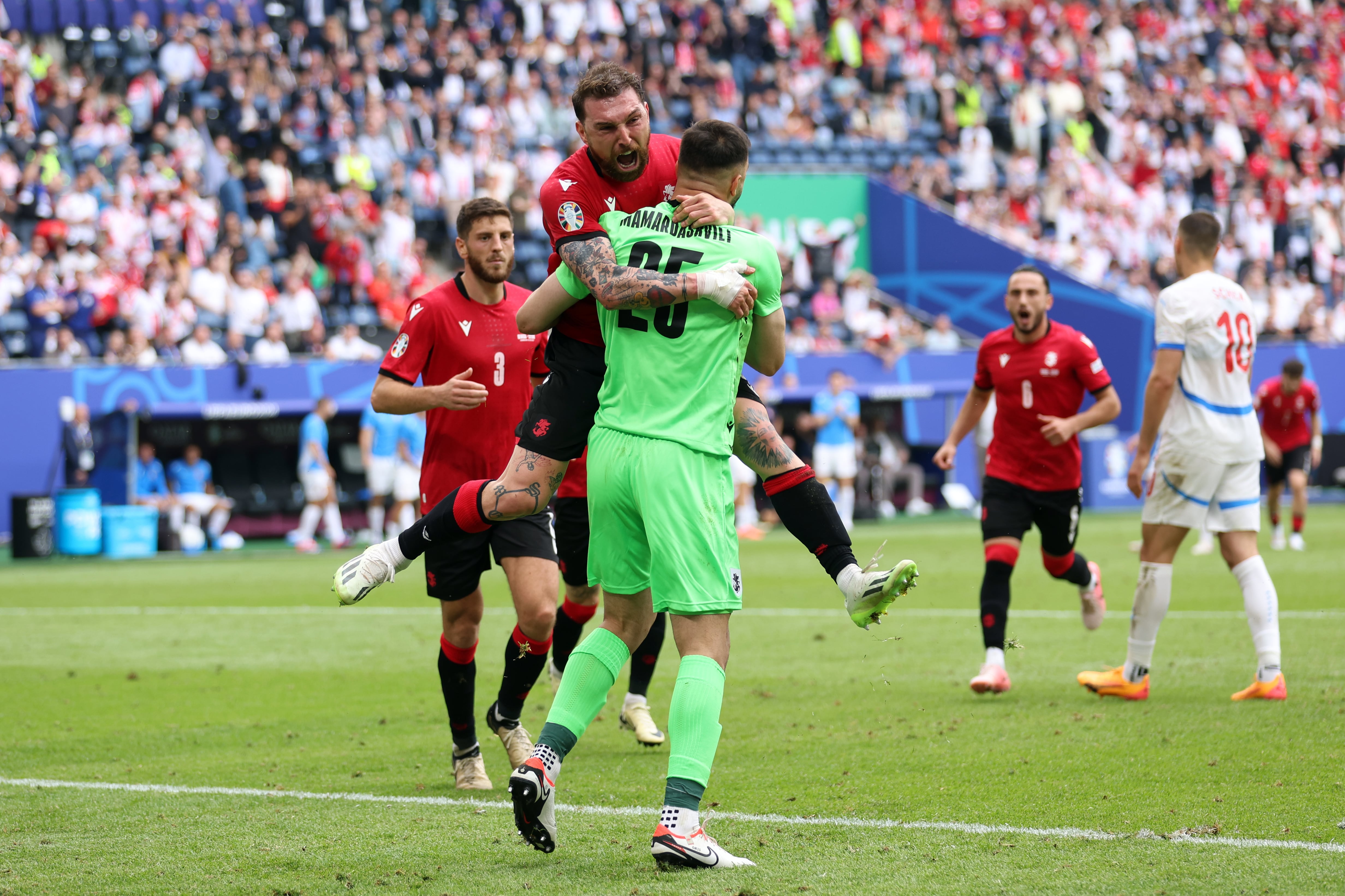 Giorgi Mamardashvili felicitado por Guram Kashia durante el encuentro de la Eurocopa 2024 entre Georgia y República Checa