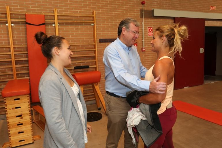 El alcalde Silván se reencontró con Lydia Valentín ante la mirada de la concejala Marta Mejías