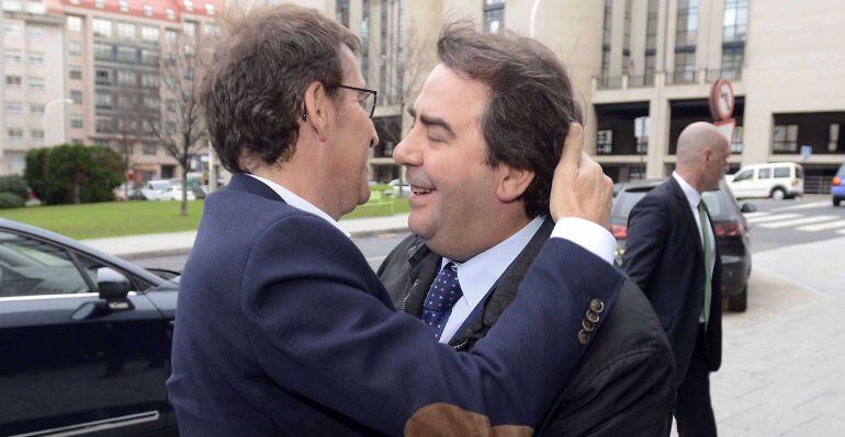 El presidente de la Xunta de Galicia, Alberto Núñez Feijóo, saluda al exalcalde de A Coruña, Carlos Negreira, quien ha anunciado hoy que deja la presidencia provincial del Partido Popular de la provincia y tampoco continuará como concejal en el Ayuntamien