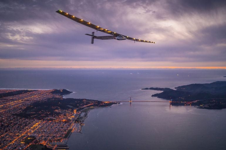 El &#039;Solar Impulse 2&#039;, un avión solar pilotado por el piloto suizo Bertrand Piccard vuela sobre el Golden Gate de San Francisco, después de volar desde Hawai. 