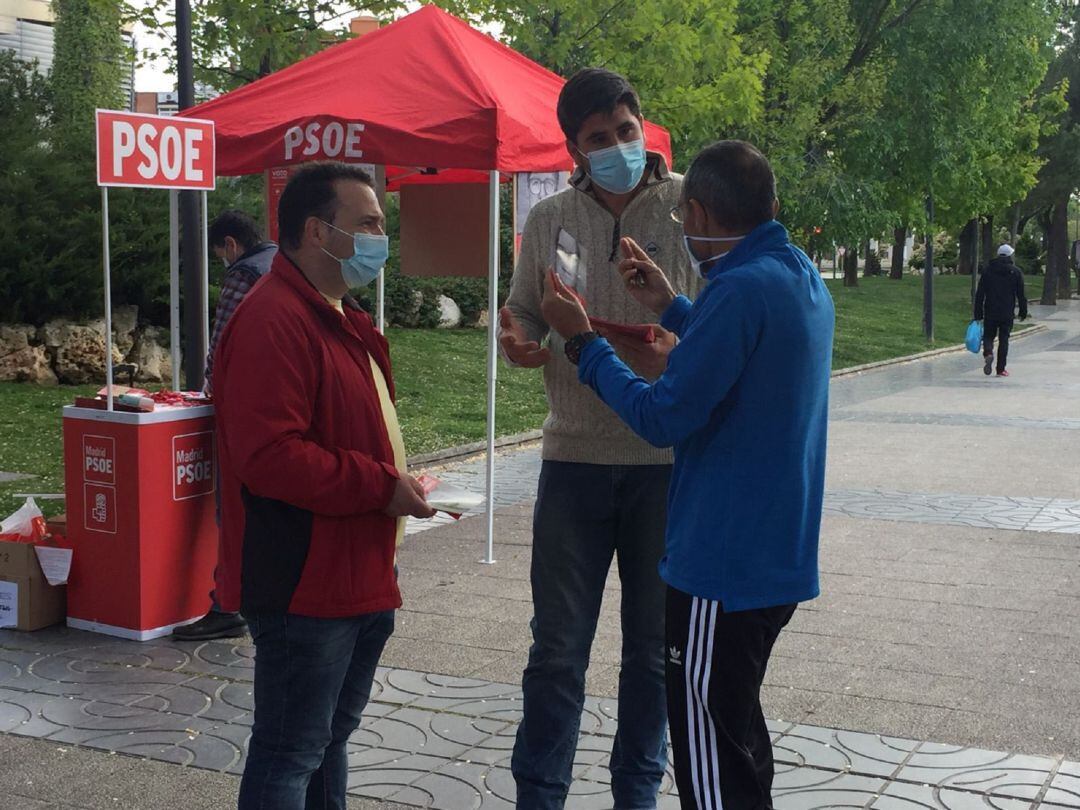 Álex Martín, conversando con vecinos durante una mesa informativa en el municipio