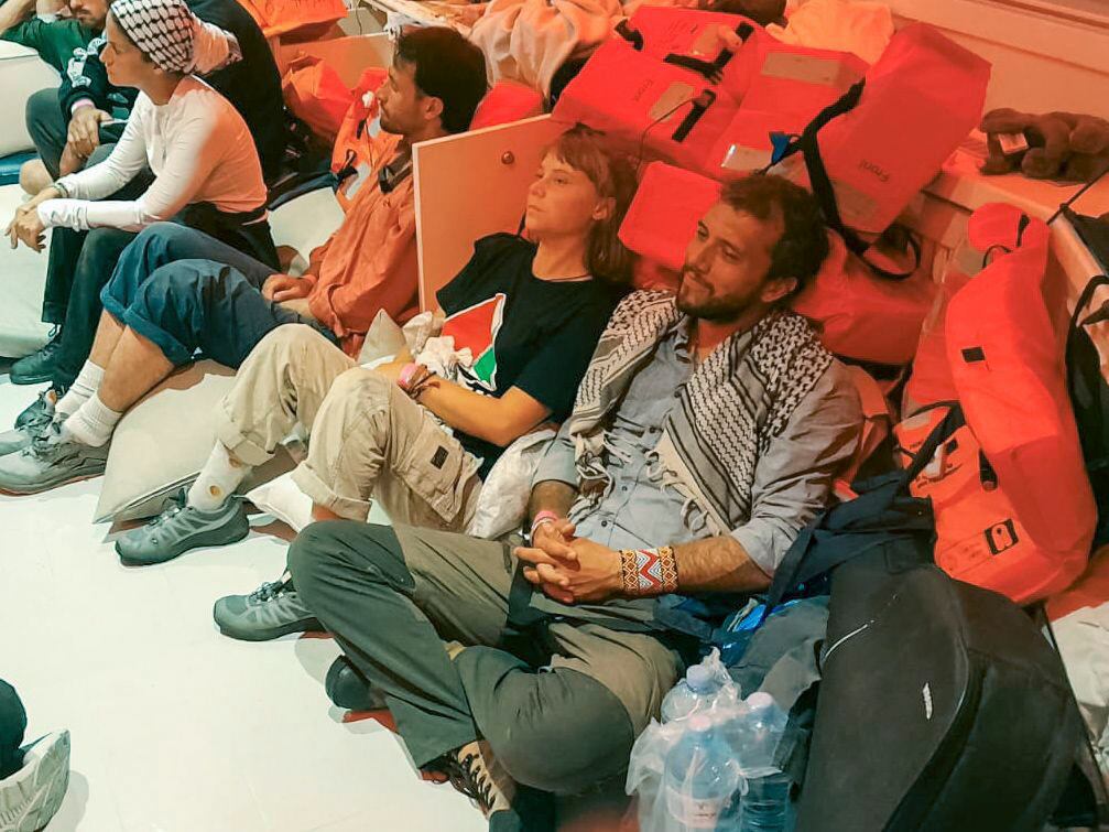 El Ministerio de Exteriores israelí anunció este jueves que algunos de los activistas de la Global Sumud Flotilla arrestados, entre ellos Greta Thunberg, están &quot;seguros y en buen estado de salud&quot; y siendo trasladados &quot;de manera segura&quot; a territorio israelí, donde &quot;comenzarán los procedimientos de deportación a Europa&quot;.