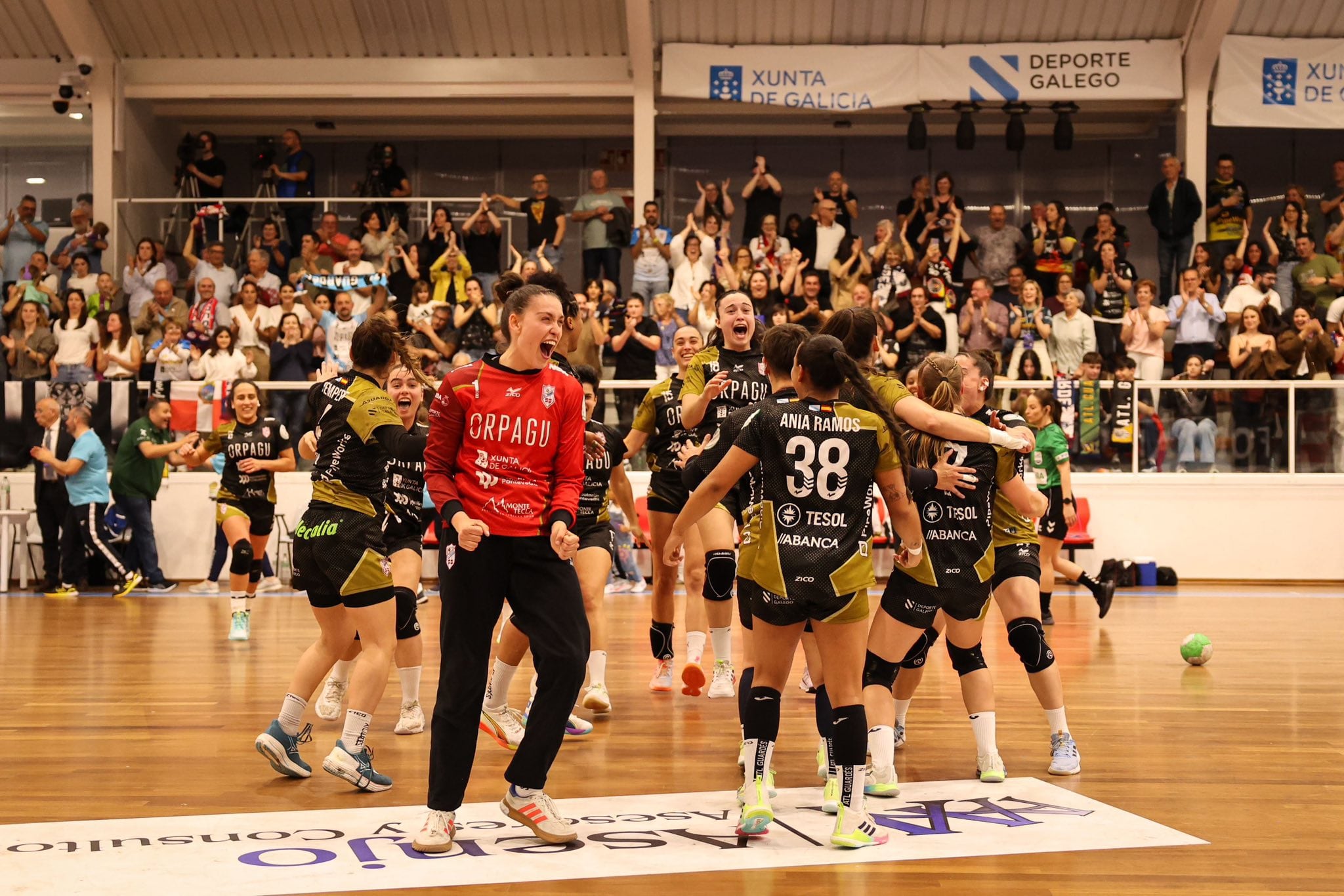 Las jugadoras del Mecalia Atlético Guardés celebran la clasificación a la final de la EHF European Cup