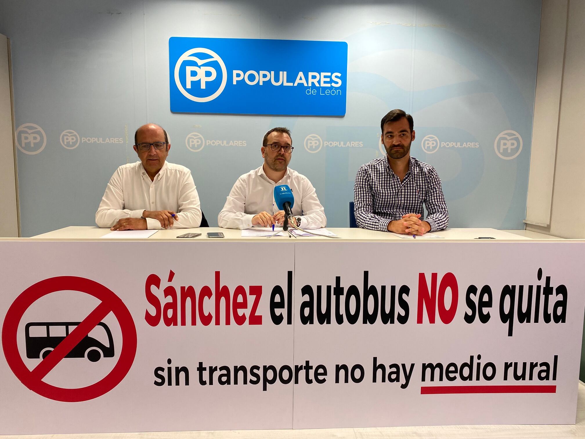 Francisco Castañón, Ricardo Gavilanes y David Fernández durante la rueda de prensa