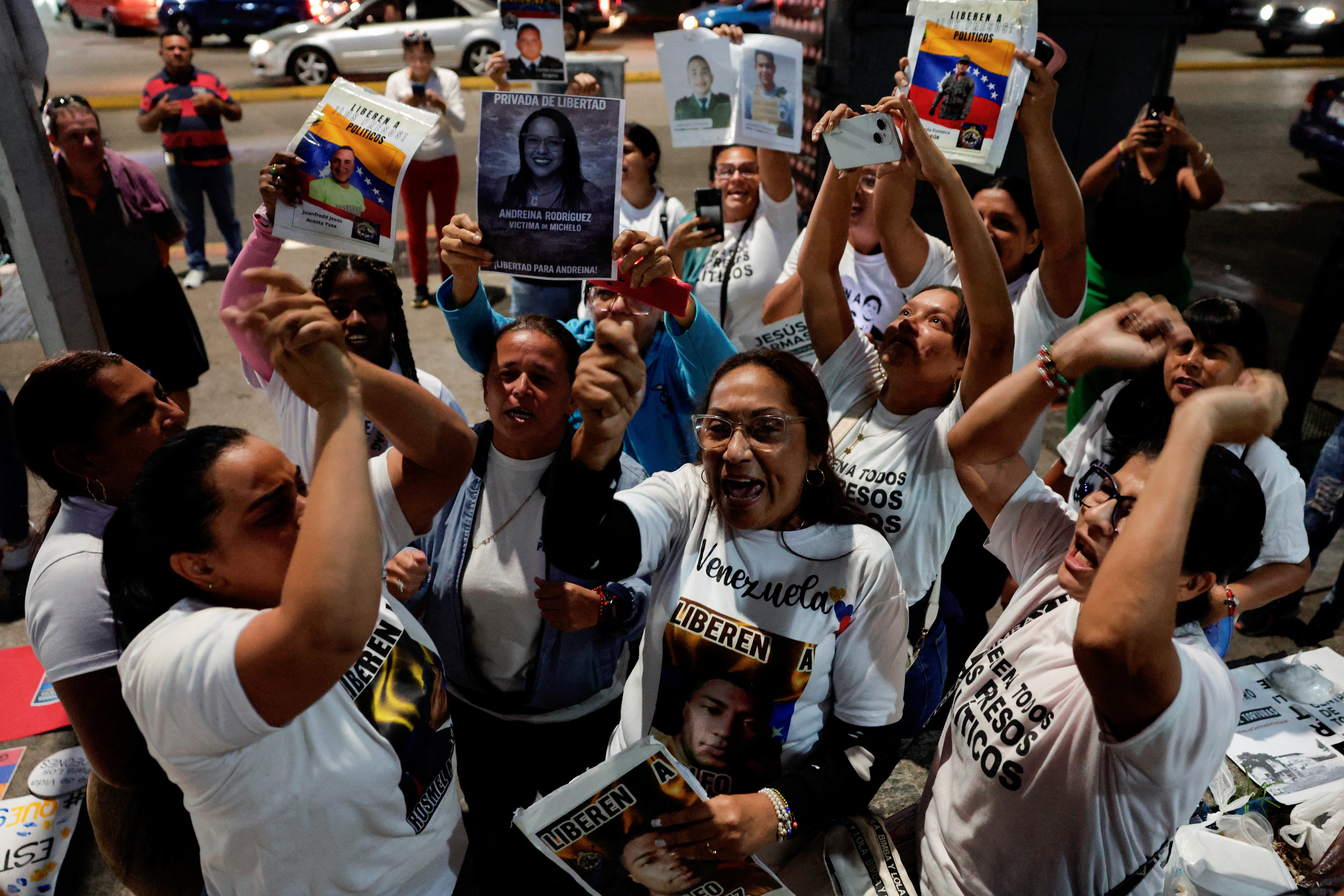 Familiares de detenidos reaccionan frente al centro de detención Helicoide después de que la presidenta interina de Venezuela, Delcy Rodríguez, anunciara una propuesta de «ley de amnistía» para cientos de presos, en Caracas, Venezuela, el 30 de enero de 2026.