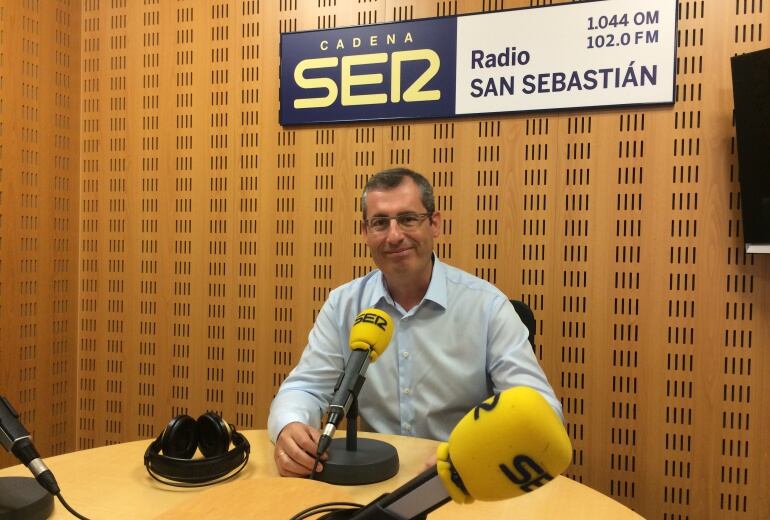 El diputado general de Gipuzkoa, Markel Olano, en los estudios de Radio San Sebastián.