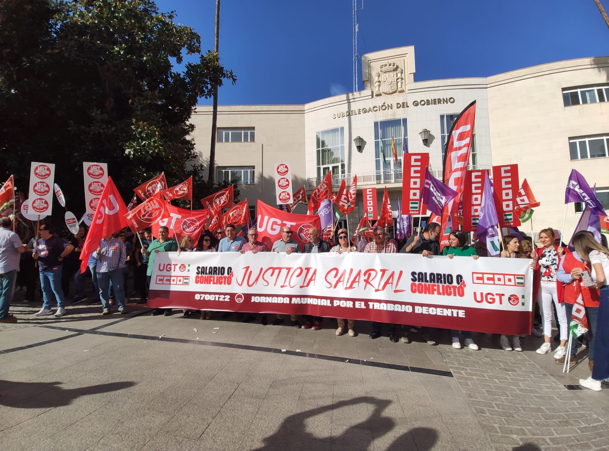 Concentración de UGT y CCOO ante la Subdelegación del Gobierno de Jaén para exigir trabajo digno