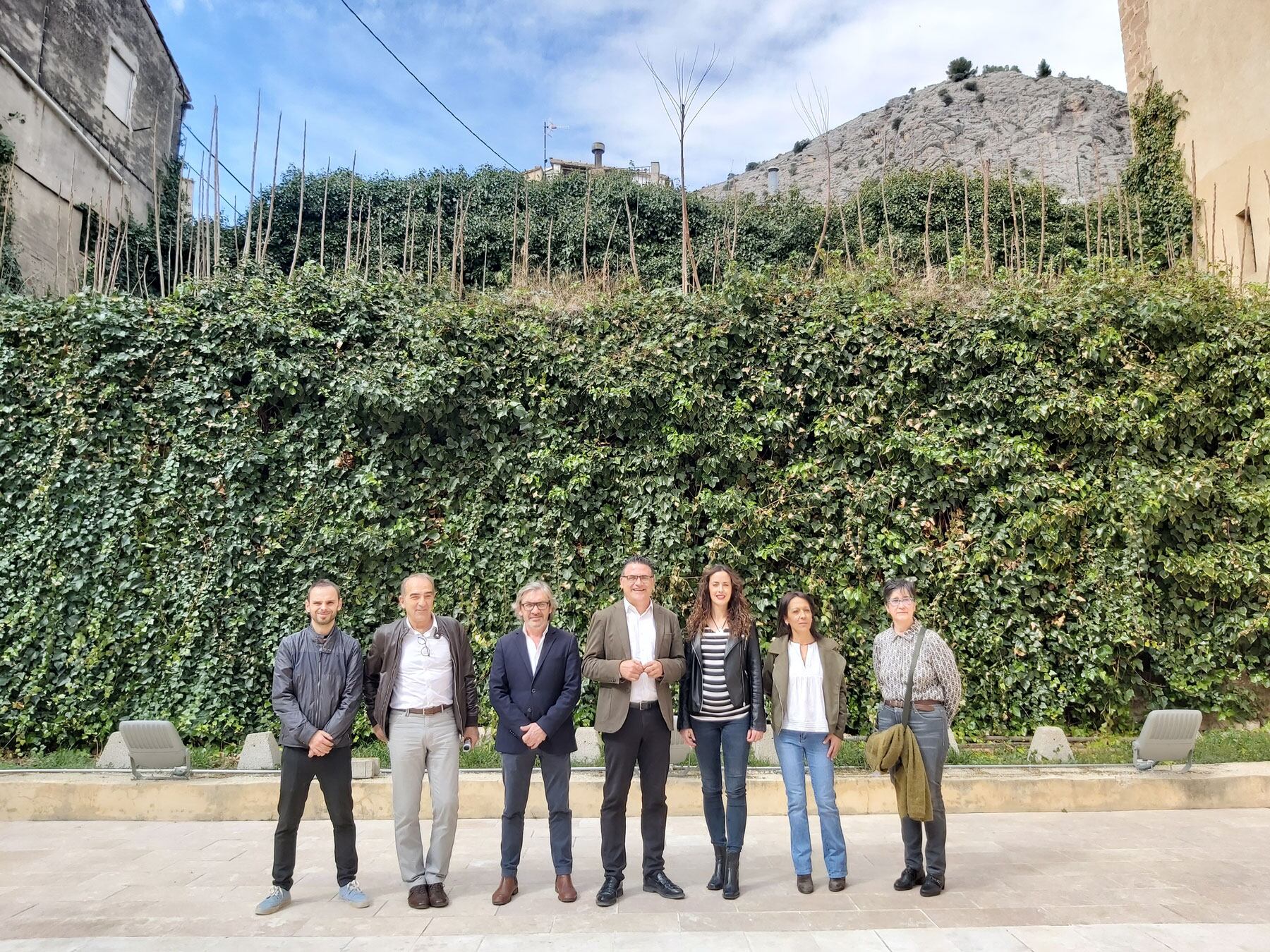 Las autoridades frente a la zona sobre la que se realizará la actuación