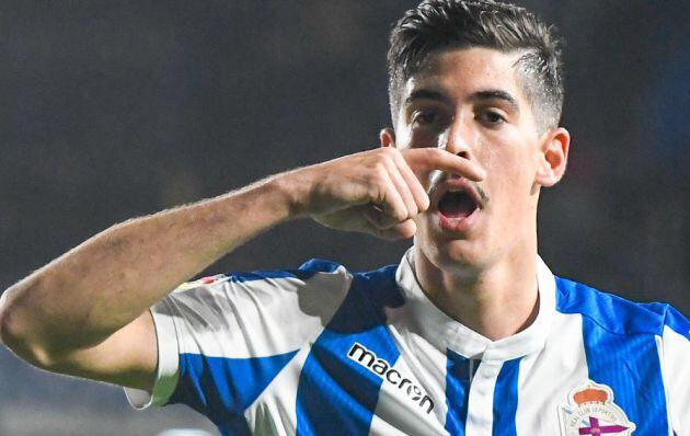 Carlos Fernández celebra un gol ante el Oviedo haciendo un bigote con el dedo.