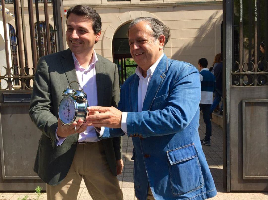 El candidato a la alcaldía del PP (izquierda), José María Bellido, junto al concejal popular Savador Fuentes