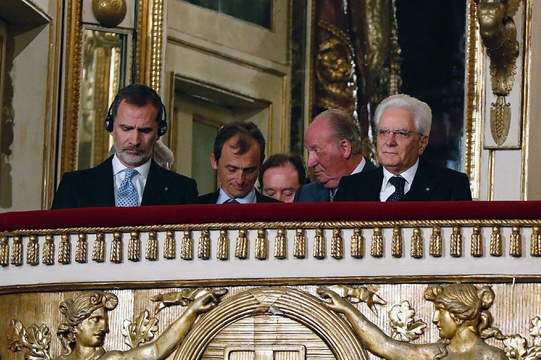 El rey de España, Felipe VI (i), y su padre, el rey don Juan Carlos (2d), acompañados por el presidente de Italia, Sergio Mattarella (d), y el Ministro de Ciencia en funciones, Pedro Duque (2d), a su llegada este martes al foro Cotec Europa que se celebra en Nápoles