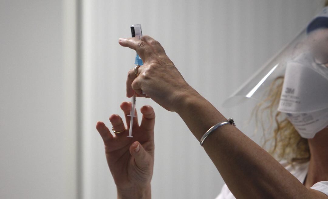 Archivo - Una enfermera prepara la vacuna Pfizer-BioNtech contra el COVID-19.