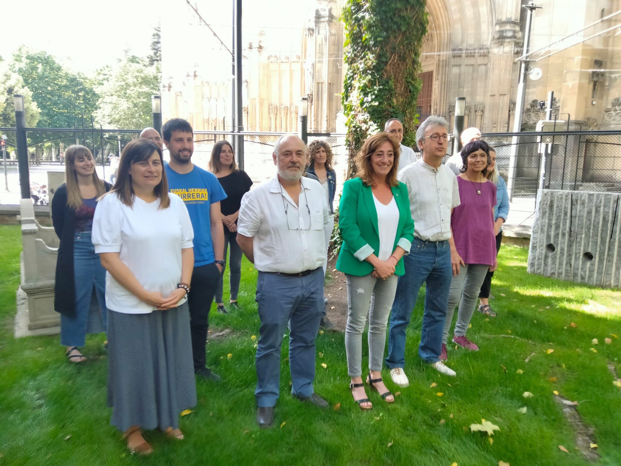 Eva López de Arroyabe junto a los nuevos junteros de EH Bildu