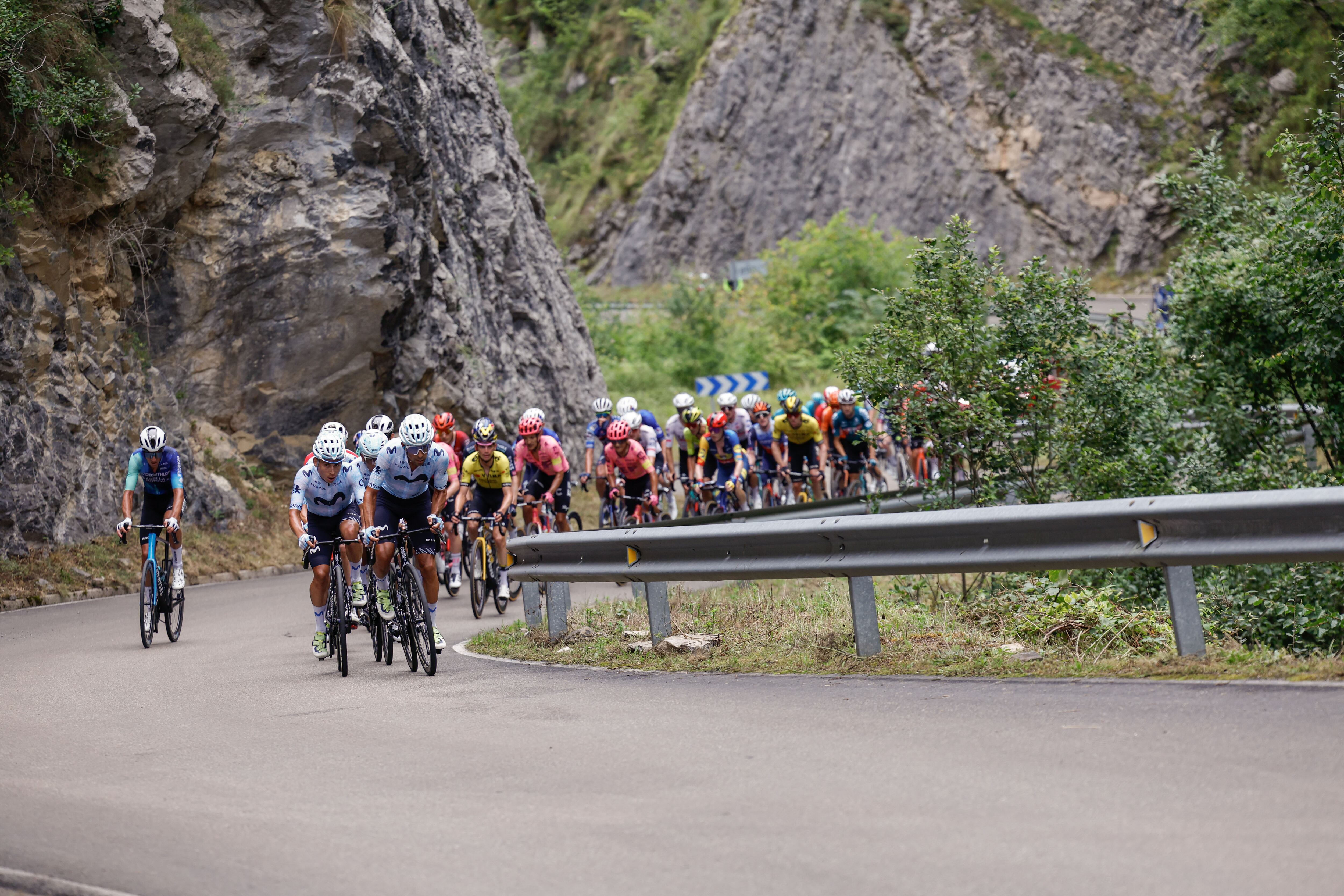 LAGOS DE COVADONGA (ASTURIAS),, 03/09/2024.-El pelotón ciclista durante la decimosexta etapa de la Vuelta ciclista a España disputada este martes entre Luanco y Lagos de Covadonga, con 181 kilómetros de recorrido. EFE/Javier Lizón
