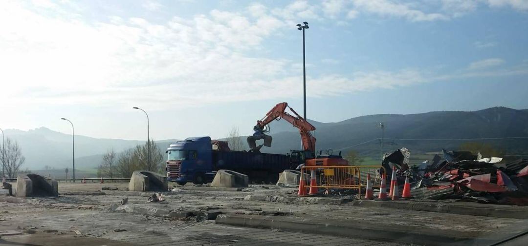 Trabajos de demolición del peaje de la antigua AP1 en Ameyugo