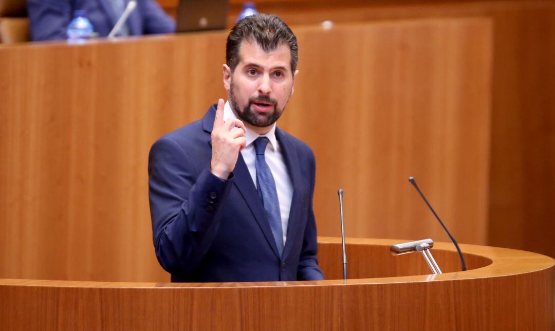 El portavoz del PSOE, Luis Tudanca, durante su intervención en el debate de investidura del presidente de la Junta de Castilla y León  
 