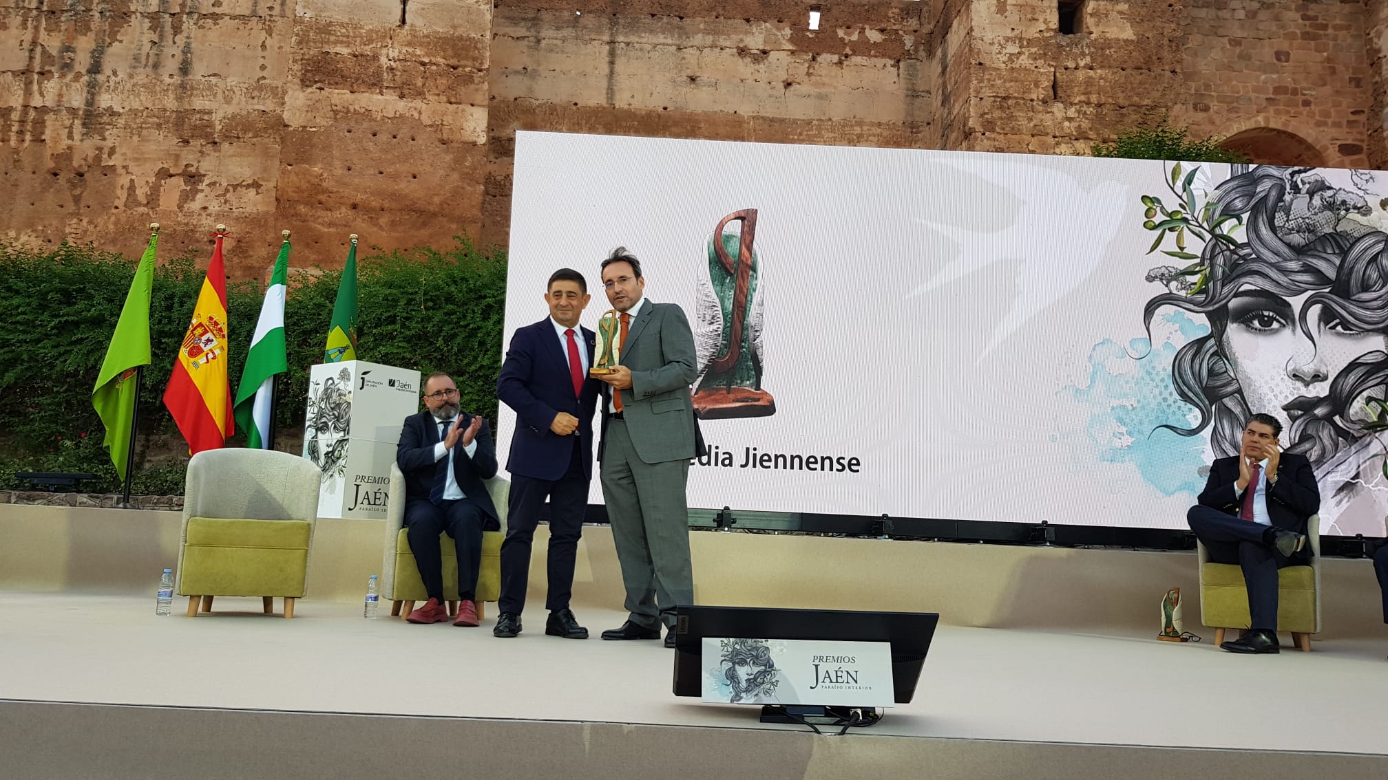 Alejandro Mas, de Multimedia Jiennense recoge el premio de manos del presidente de la Diputación Provincial