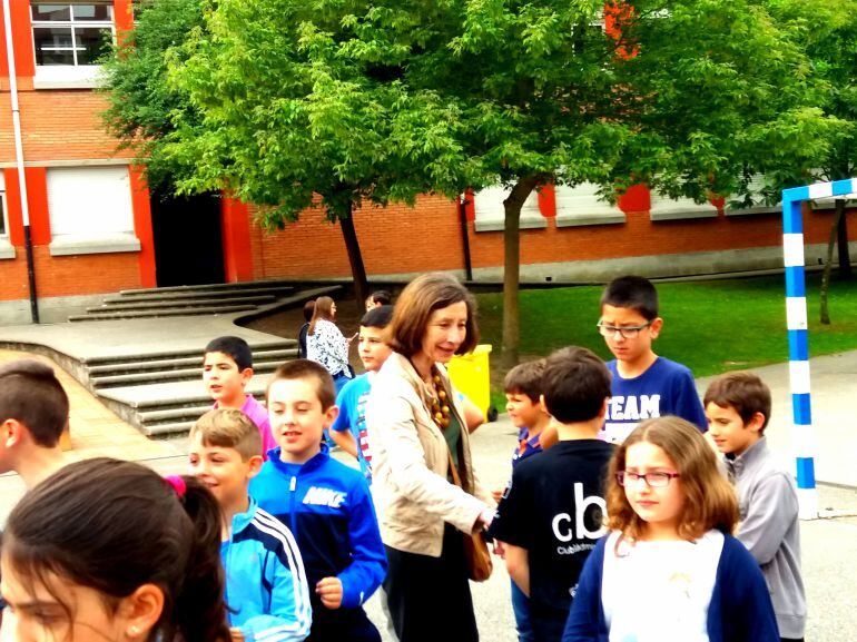 La concejal de Educación, Mercedes González, visita el colegio de La Ería en el inicio de la apertura de las actividades de verano.