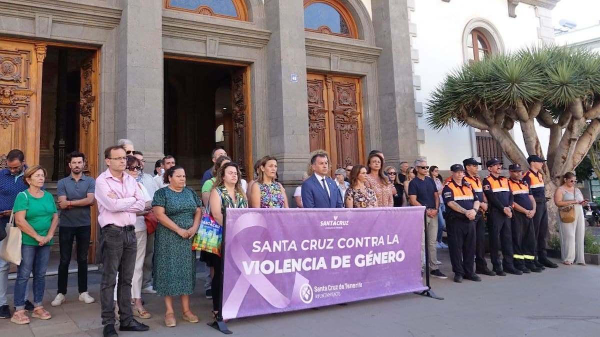 Tenerife acoge una concentración en repulsa por el asesinato de una mujer de 34 años