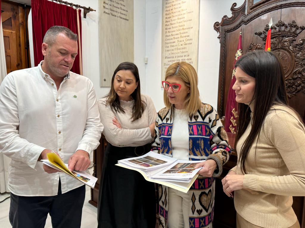 Los ediles Juan Miguel Bayonas, María Castillo, Rosa María Medina y María Hernández revisan los documentos de la vivienda de la calle Tejeros