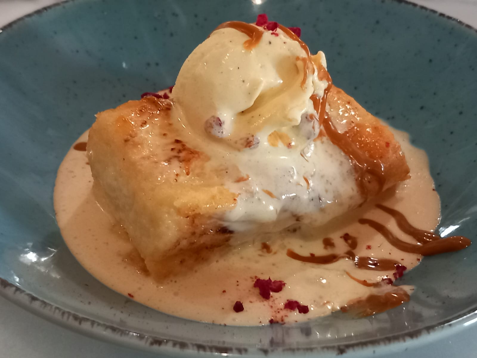 Pan brioche sobre una crema de tocino de cielo y helado de caramelo salado