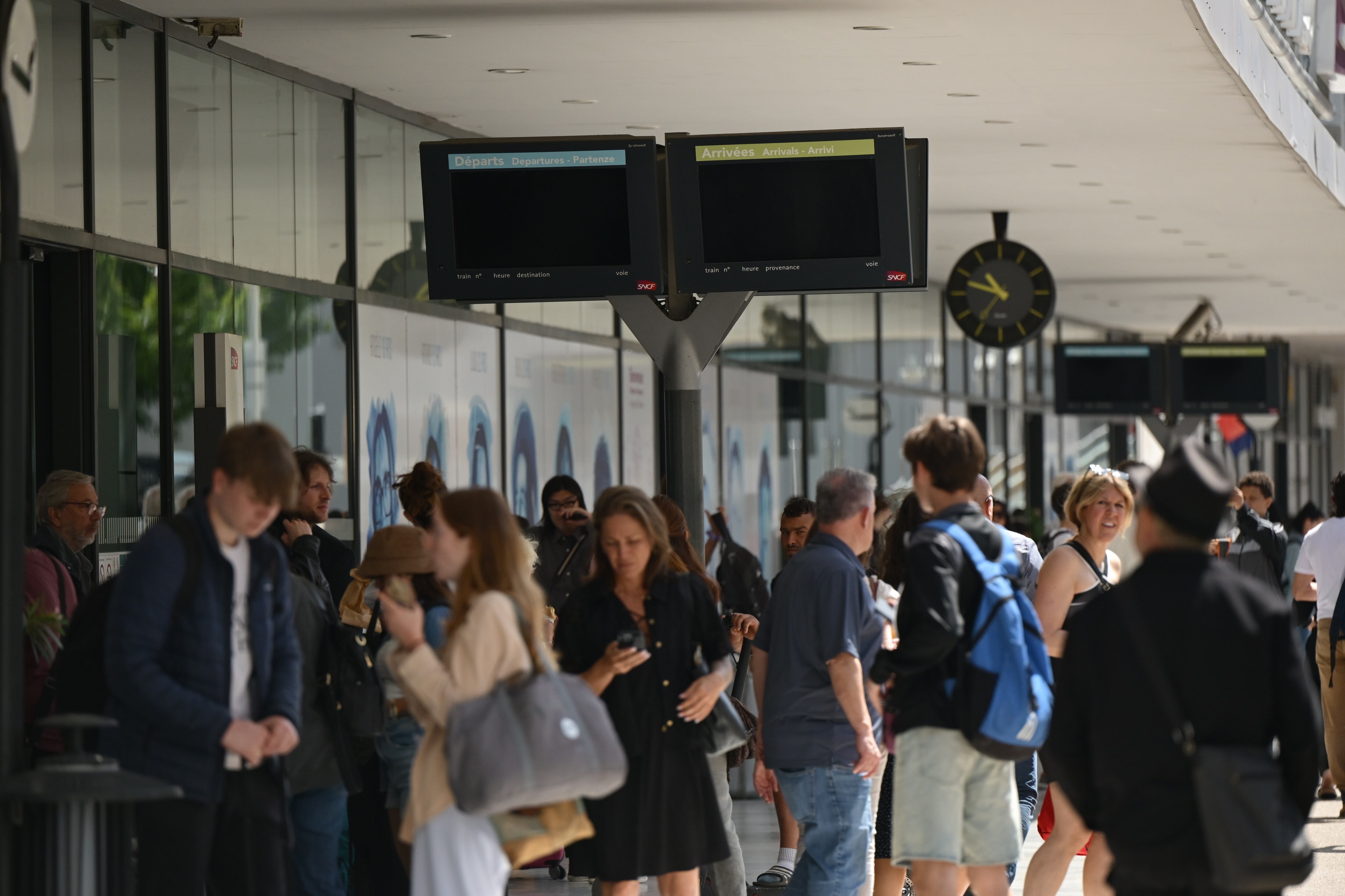 Las autoridades francesas investigan un comunicado que vincula la autoría del apagón en el país con dos grupos anarquistas (Photo by Mohamad Salaheldin Abdelg Alsayed/Anadolu via Getty Images)