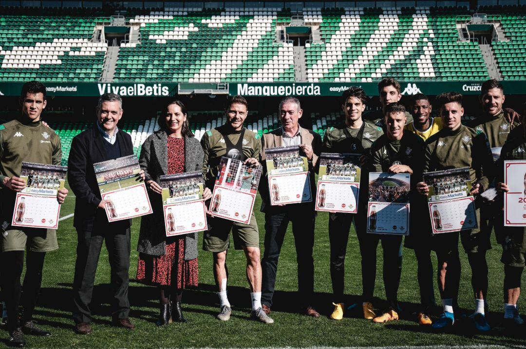 Manuela Carretero, responsable de Comunicación de Coca-Cola European Partners Iberia junto a jugadores del Real Betis