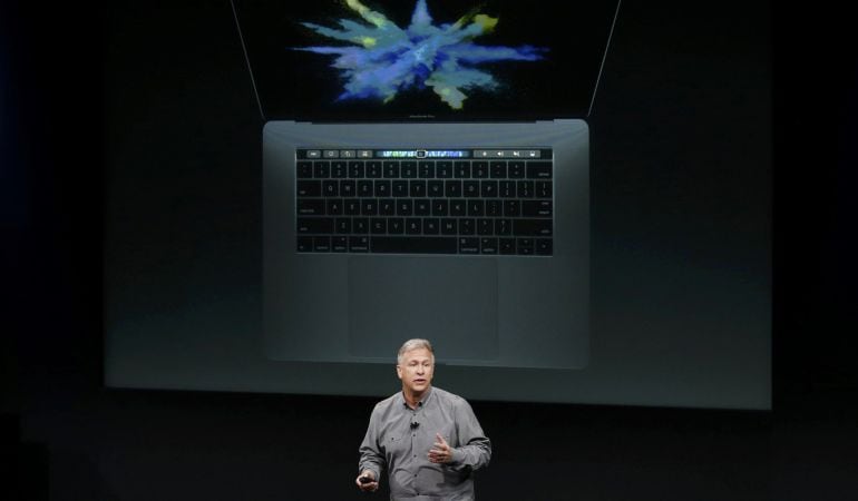 El vicepresidente de marketing de Apple, Phill Schiller, durante la presentación del nuevo MacBook Pro.