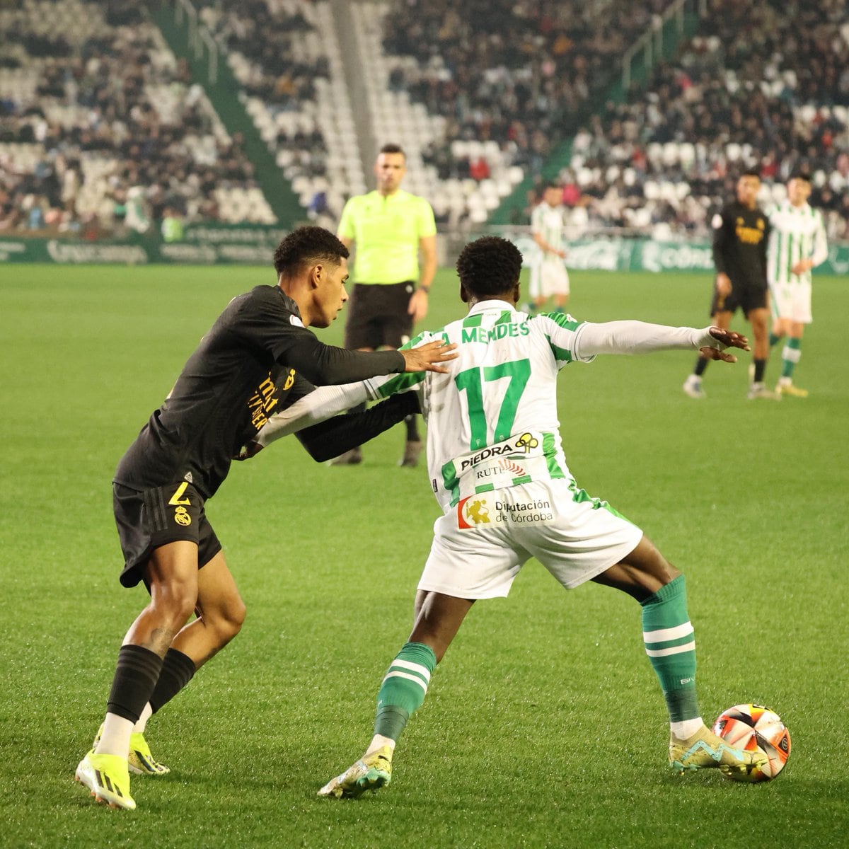 Adilson pelea por un balón ante el Castilla (Prensa CCF)