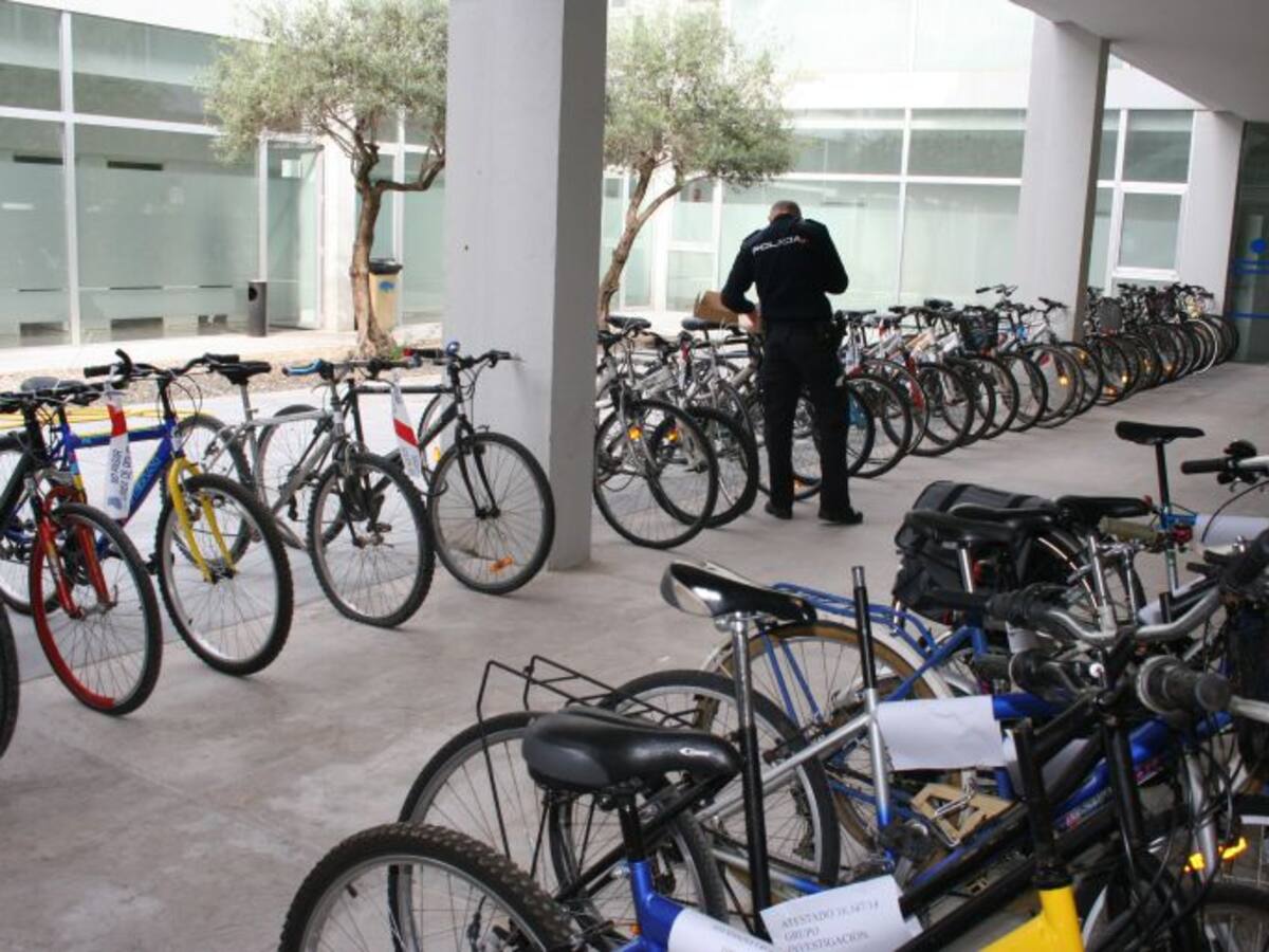 Exposición de bicicletas robadas en la comisaría del distrito Macarena