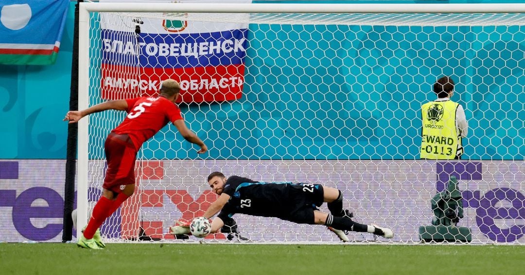 Unai Simón, en la tanda de penaltis entre Suiza y España.