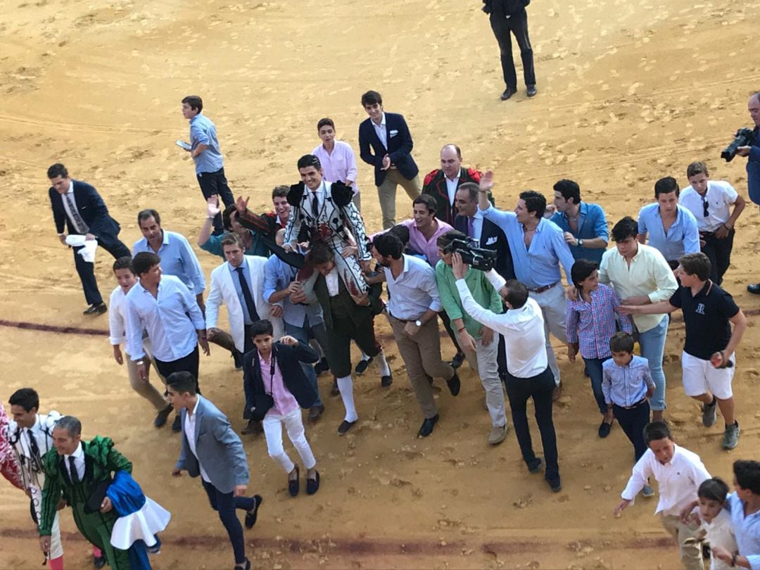 Pablo Aguado sale a hombros de la plaza de toros de Ronda en la Goyesca del año 2019