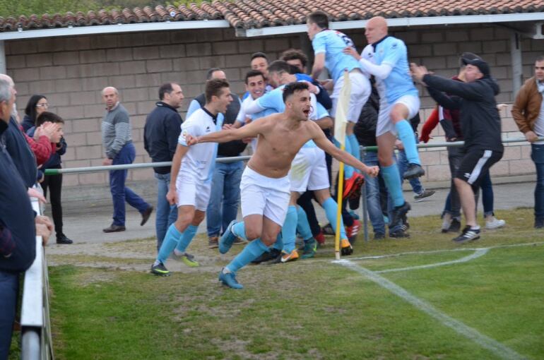 El Compos ha sido muy competitivo como visitante. En la imagen, celebrando el gol de Alex Ares en Negreira