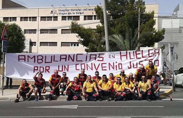 Trabajadores del servicio de ambulancias en el Hospital de Elda 