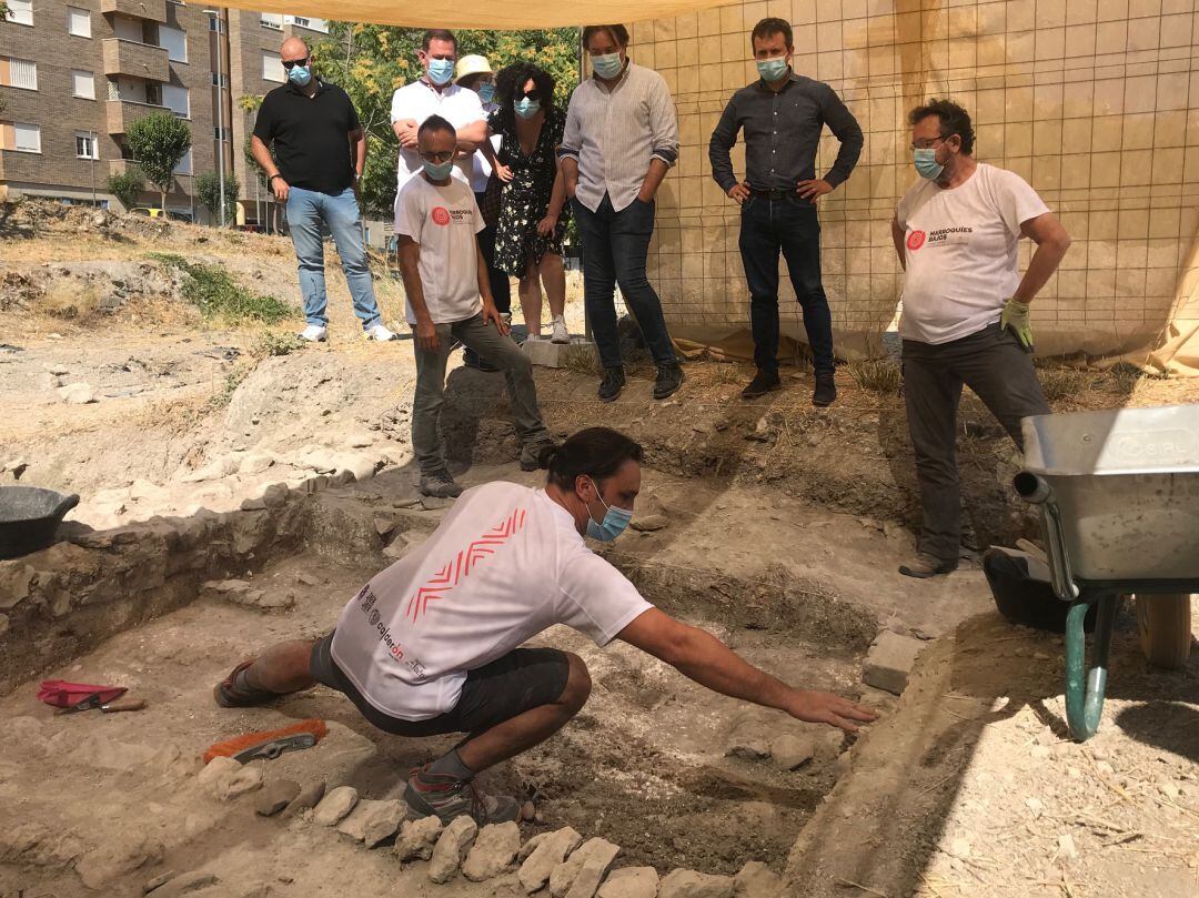 El alcalde de Jaén, Julio Millán (centro), observa los trabajos que se han realizado en el yacimiento de Marroquíes Bajos.