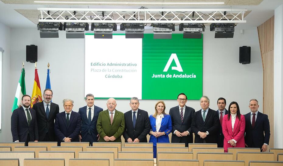 Autoridades durante la inauguración del nuevo edificio de la Junta de Andalucía en la Plaza de la Constitución