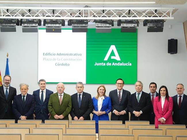 Autoridades durante la inauguración del nuevo edificio de la Junta de Andalucía en la Plaza de la Constitución