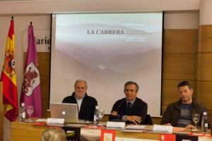 Jesús Courel en el centro, presentó el libro &quot;La Cabrera, tras los pasos de Ramón Carnicer&quot; de Xurxo Lobato