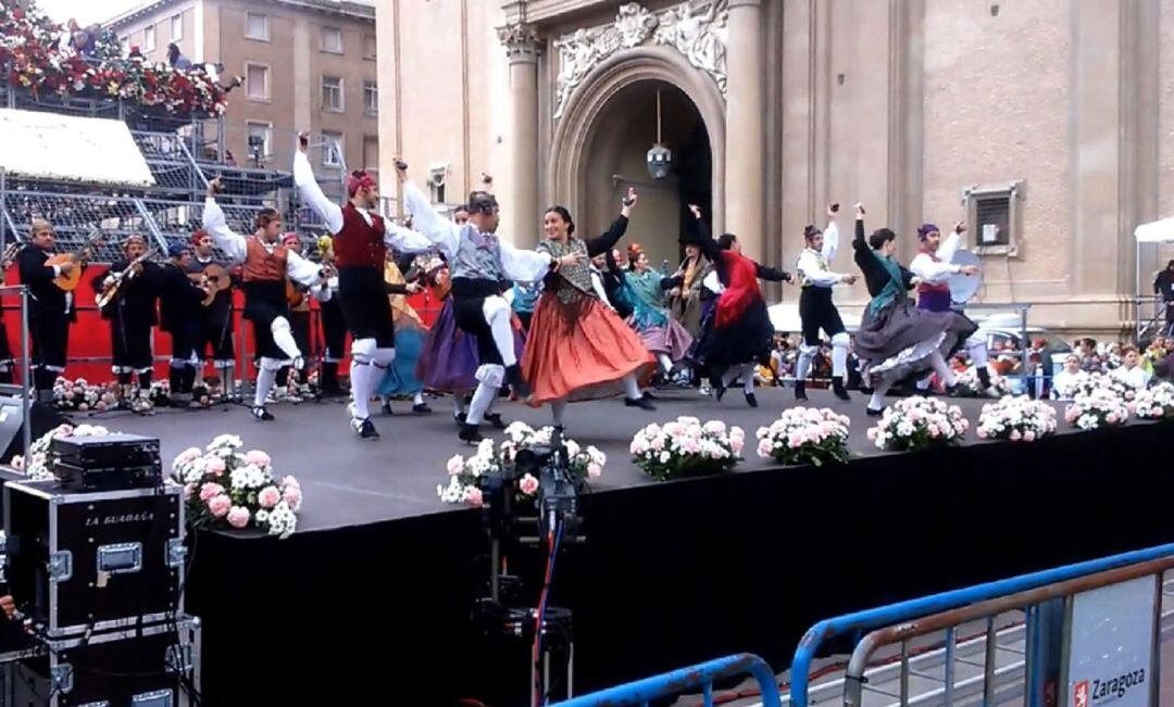 Imagen de archivo - Joteros bailando durante la Ofrenda de Flores de 2016 