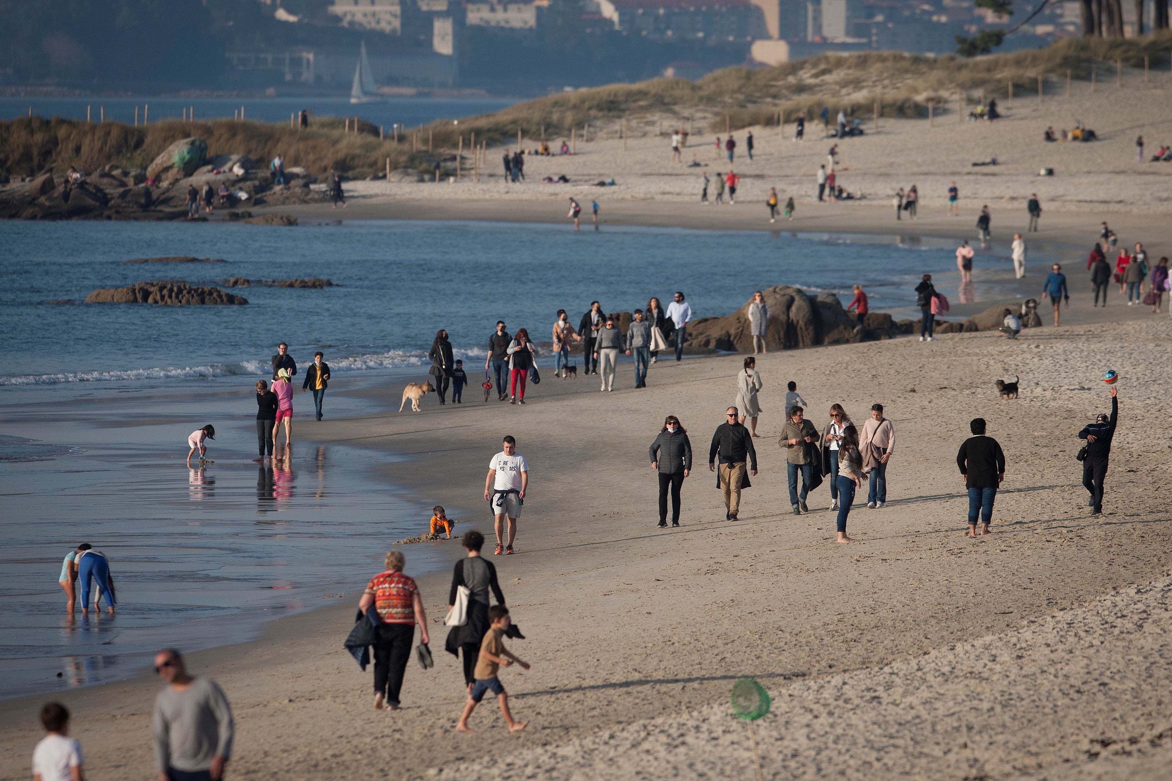 Numerosas personas en las playas del norte de España en una jornada marcada por agradables temperaturas. EFE / Salvador Sas