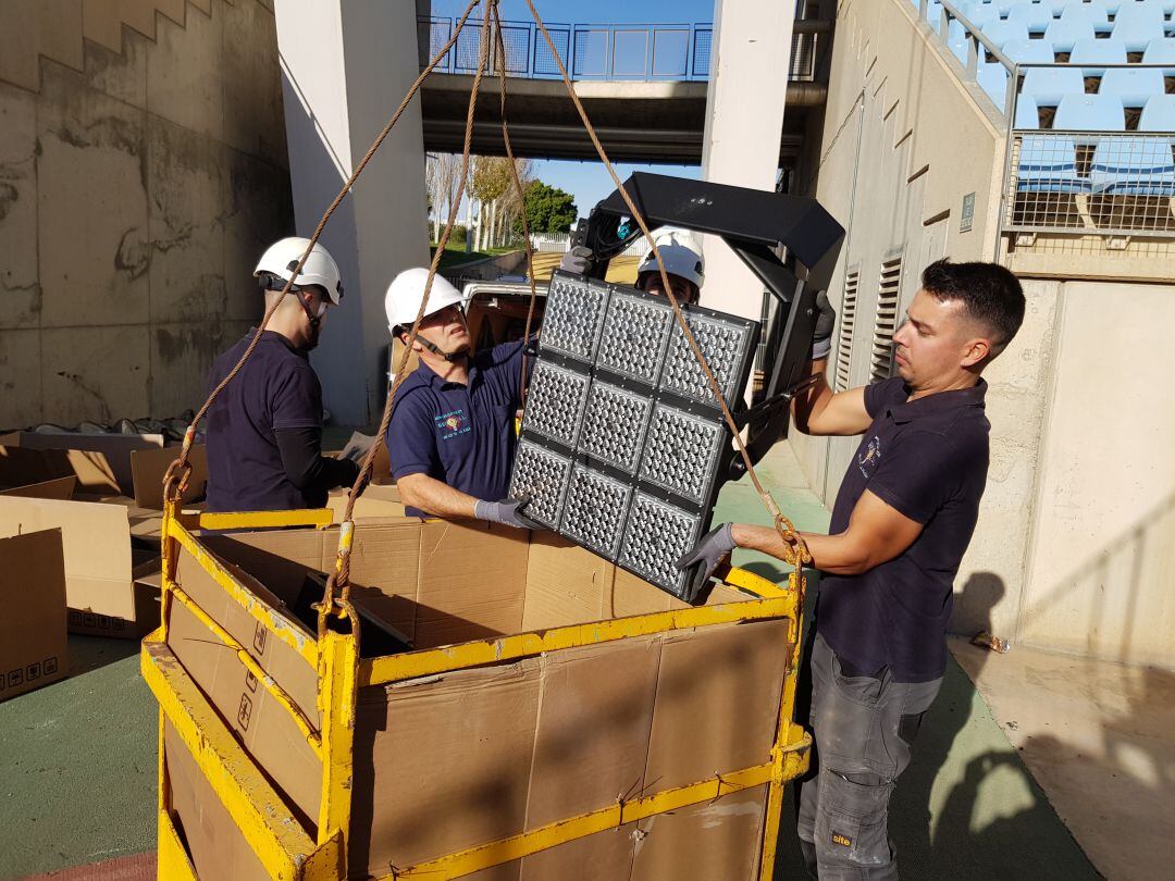 Los operarios sacando los nuevos focos en el Estadio.