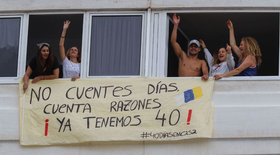 Los vecinos de la Plaza Dr. Rafael O´Shanahan de Las Palmas de Gran Canaria salieron este jueves a sus ventanas con carteles de ánimo como cada día a las 19.00 horas para rendir un tributo al personal sanitario, fuerzas y cuerpos de seguridad del Estado y a todos aquellos que trabajan a diario en esta crisis por el coronavirus.