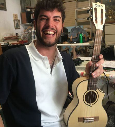 El cantante cordobés Rafa Romera en el taller de la casa patio de Rafael Barón, en la calle Pastora 2