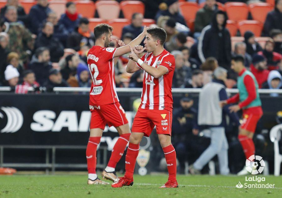 El Almería salva un empate después de ir a remolque.