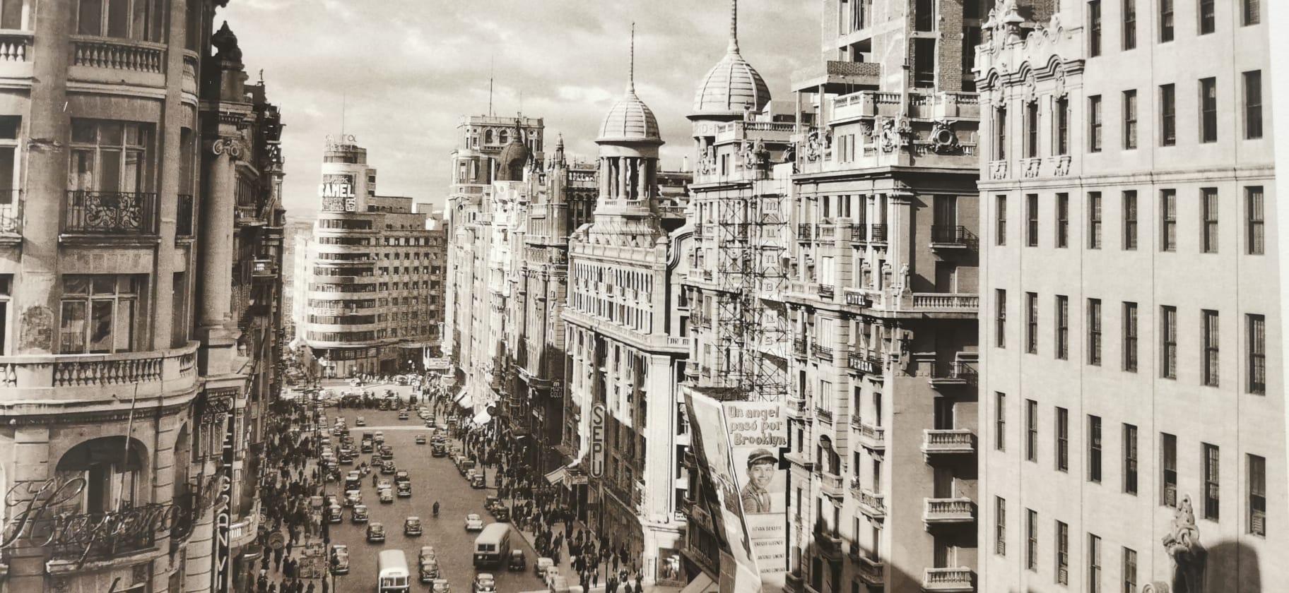 Panorámica del fotógrafo Nicolás Muller tomada entre 1958 y 1960. Al fondo, el edificio Capitol antes de la instalación del luminoso de Schweppes.