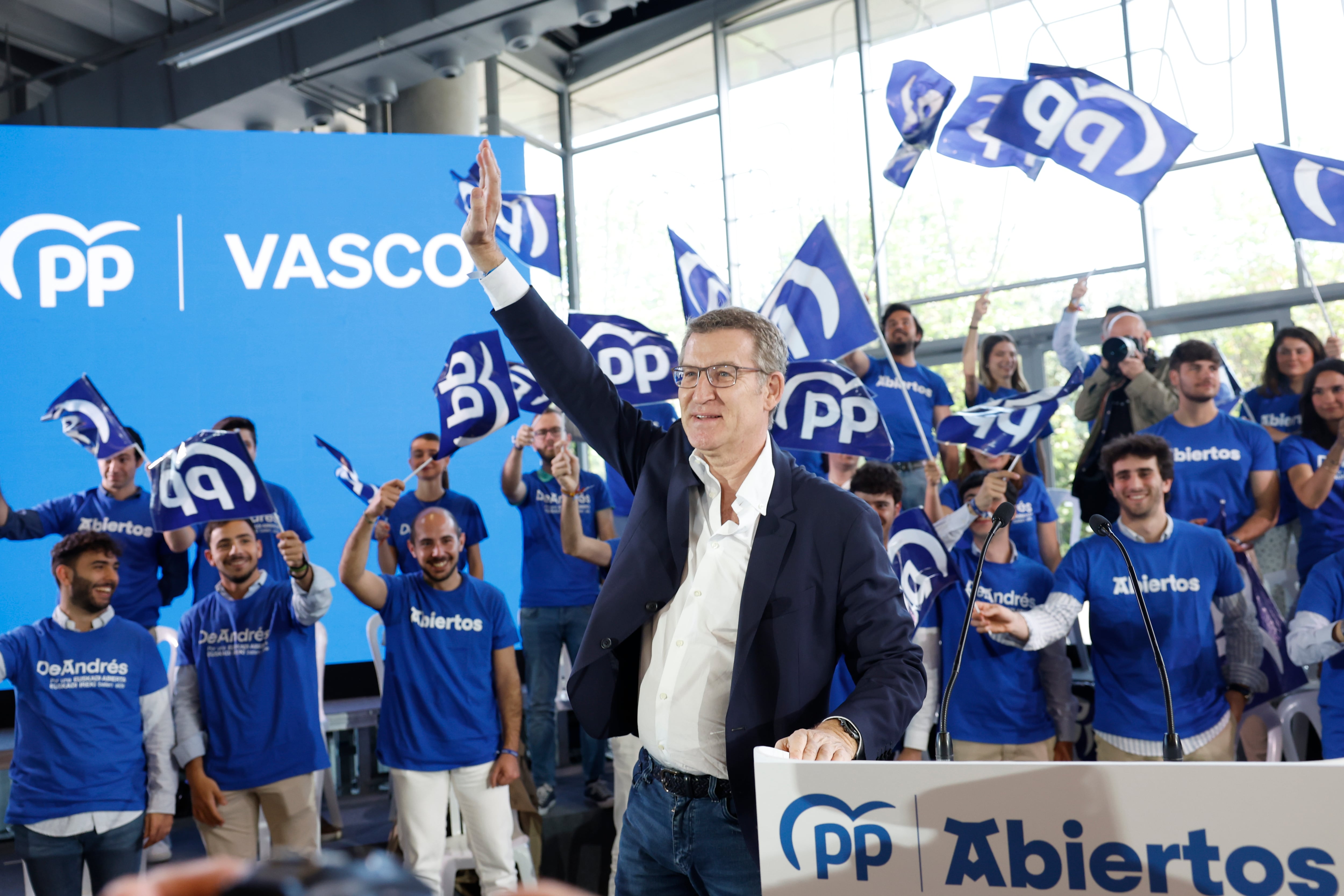 El presidente del PP, Alberto Núñez Feijóo (c), ha intervenido este domingo en Bilbao en un acto electoral del PP vasco junto al candidato a lehendakari, Javier de Andrés.