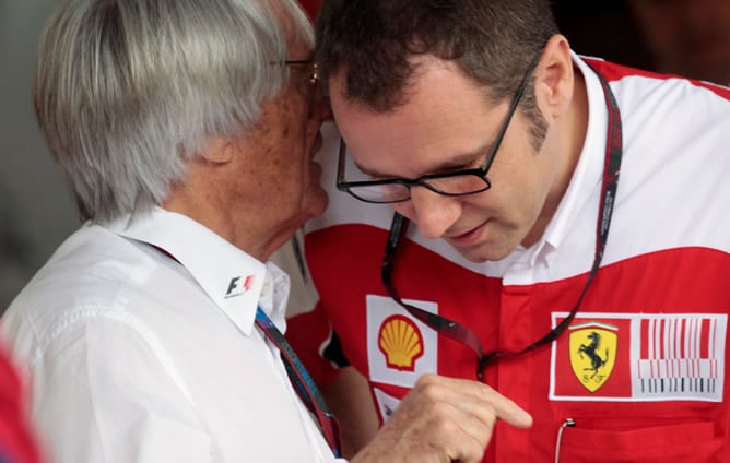 El máximo responsable del Mundial de Fórmula 1, Bernie Ecclestone, conversa con el responsable de Ferrari, Stefano Domenicali, durante el GP de Brasil